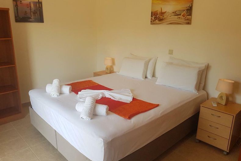 Melina 4 kingsize bed